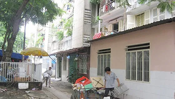 Các hộ dân di dời khỏi chung cư Thanh Đa, quận Bình Thạnh, TPHCM. Ảnh: HUY ANH