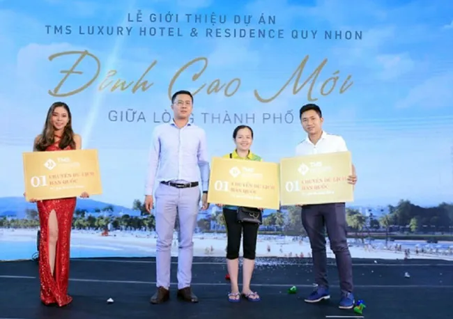  Đại diện chủ đầu tư TMS Group trao quà tặng các khách hàng may mắn tại buổi lễ.