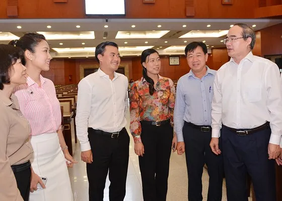 Bí thư Thành ủy TPHCM Nguyễn Thiện Nhân trao đổi cùng các học viên tại Lớp bồi dưỡng kiến thức cho cán bộ lãnh đạo, quản lý thuộc đối tượng 3. Ảnh: VIỆT DŨNG