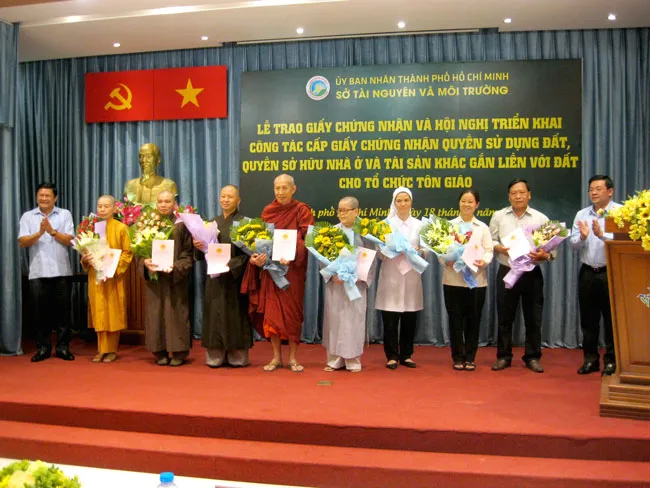 Lễ trao giấy chứng nhận cho các cơ sở tôn giáo.