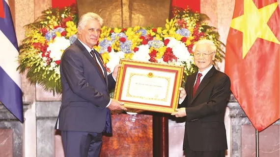 Tổng Bí thư, Chủ tịch nước Nguyễn Phú Trọng trao Huân chương Hồ Chí Minh tặng Chủ tịch Miguel Mario Diáz-Canel Bermúdez. Ảnh: TTXVN