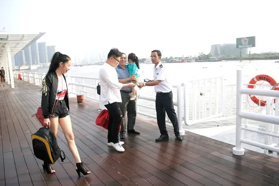 Nét mới bến Bạch Đằng Hành khách lên chuyến tàu cao tốc du lịch tại bến Bạch Đằng