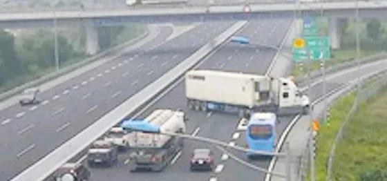 Chiếc xe container BKS BKS 72C-121.80 đã đi ngược chiều, quay đầu vào đường dẫn trên cao tốc Hà Nội – Hải Phòng