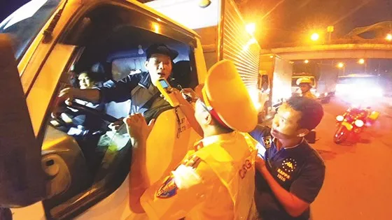 Cảnh sát giao thông TPHCM kiểm tra nồng độ cồn người tham gia giao thông 