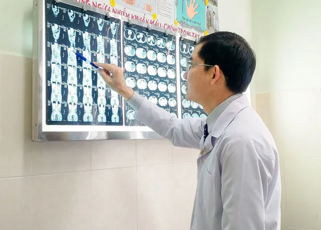 Bác sĩ Nguyễn Hữu Kỳ Phương, xem phim bị vỡ gan của bệnh nhân.