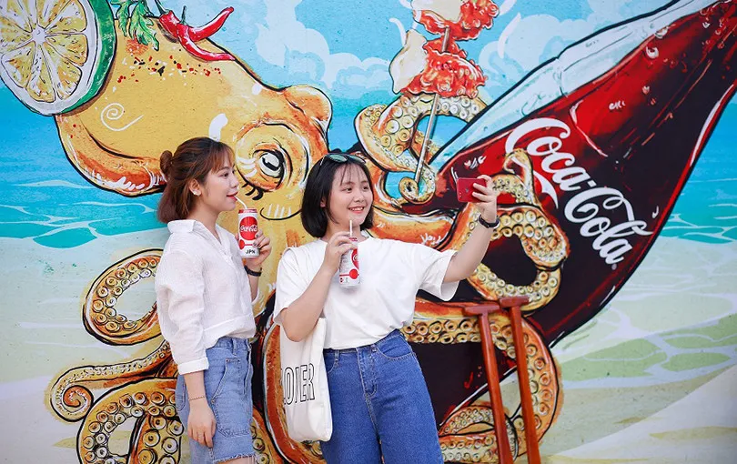 Chú trọng phát triển văn hóa, con người