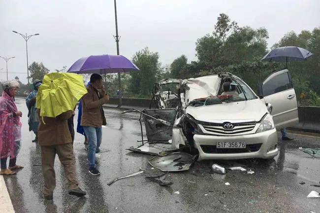Một vụ TNGT do bất cập trên QL A phía Bắc tỉnh Thừa Thiên – Huế khiến 2 người bị trương nặng. Ảnh: Văn Thắng.