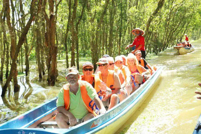 Du khách không cưỡng lại vẻ đẹp Trà Sư (nguồn ảnh:internet)