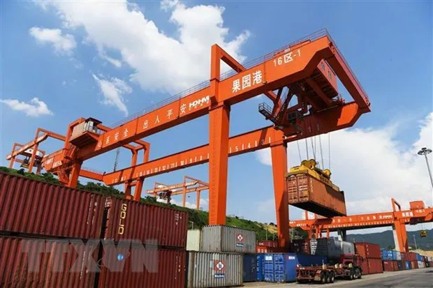 Xếp dỡ hàng hóa tại cảng ở Trùng Khánh, Tây Nam Trung Quốc ngày 20/8. (Nguồn: THX/TTXVN)