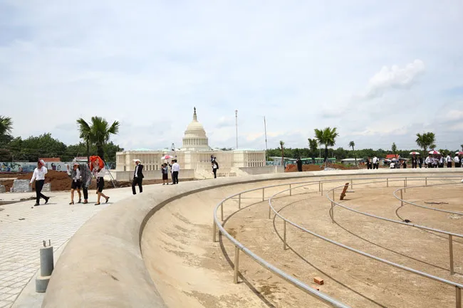 Hình thực tế đang khách hàng tham quan tại dự án Cát Tường Phú Hưng.