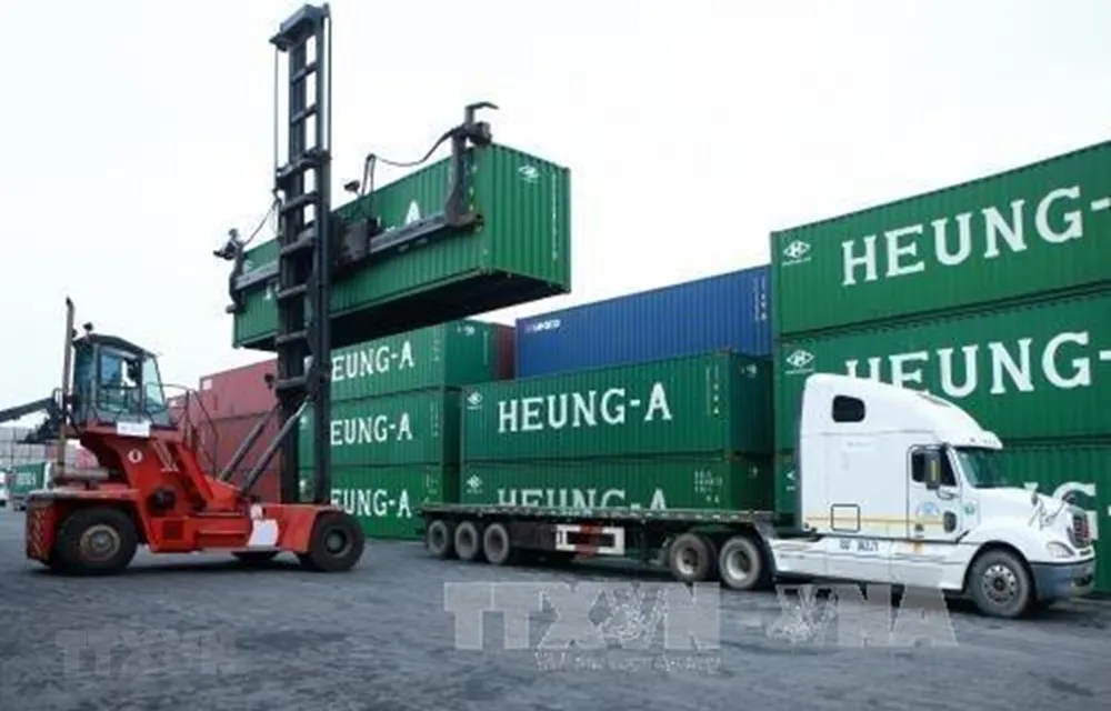 Bốc xếp hàng hóa tại Cảng Hải phòng. (Ảnh: Lâm Khánh/TTXVN)