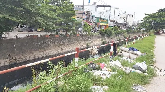 Dọc ven kênh 19-5 không khó bắt gặp những đống rác như thế này. Ảnh: M.HOA