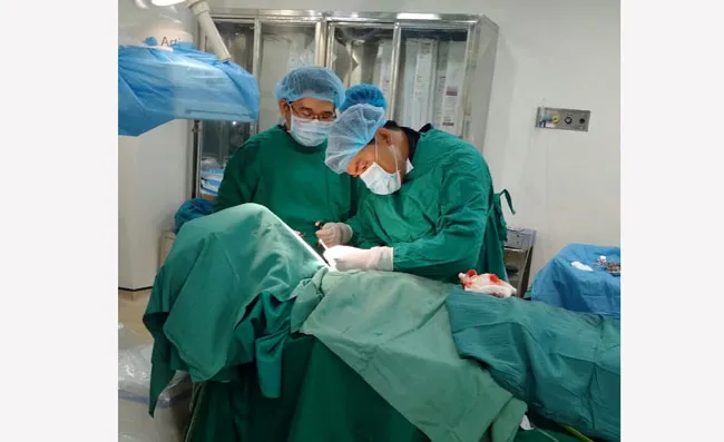 Các bác sĩ phẫu thuật thành công, cứu cụ ông 82 tuổi