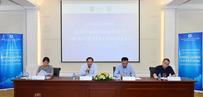 Đại diện Lãnh đạo các cơ quan quản lý trả lời các câu hỏi của nhà báo.