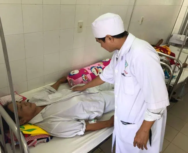 Các bác sĩ chăm sóc cho bệnh nhân sau phẫu thuật thành công