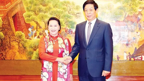 Chủ tịch Nhân đại Trung Quốc Lật Chiến Thư đón Chủ tịch Quốc hội Nguyễn Thị Kim Ngân Ảnh: TTXVN