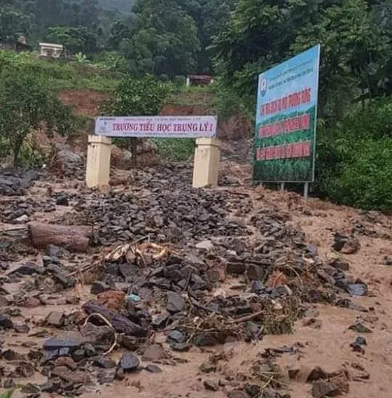 13 người bị lũ cuốn mất tích ở Thanh Hóa ảnh 1 Mưa lớn cuốn trôi người, gây chia cắt nhiều nơi tại huyện Mường Lát ảnh 2