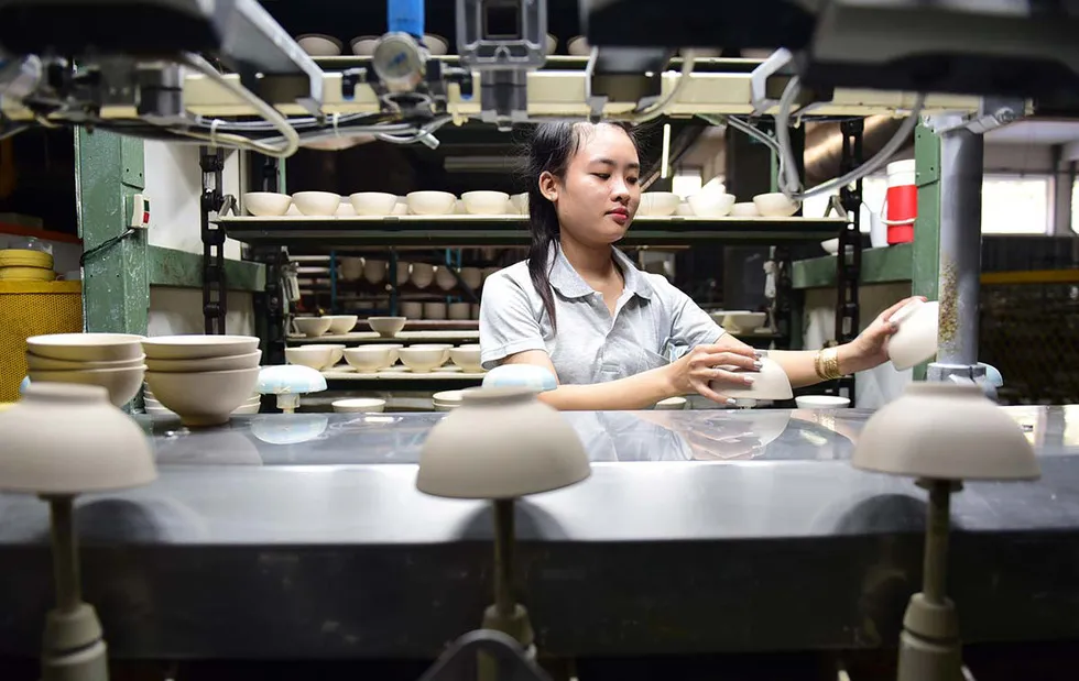 Dây chuyền sản xuất gốm sứ Minh Long 1, tỉnh Bình Dương - Ảnh: QUANG ĐỊNH