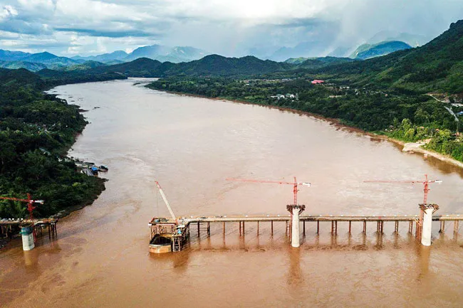 Tuyến đường sắt kéo dài từ biên giới Trung Quốc sang Thủ đô Viêng Chăn của Lào đang trong giai đoạn xây dựng từ nguồn vốn Trung Quốc.