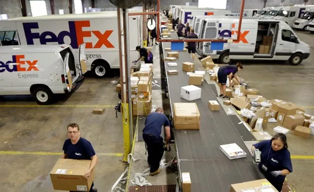 Một trung tâm chuyển phát đường bộ của FedEx. (Ảnh: AP)