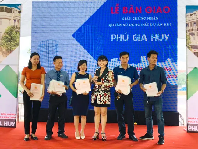 Khách hàng nhận 324 GCN tại dự án Phú Gia Huy