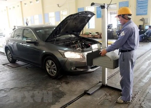 Trong trường hợp Quỹ Bảo trì đường bộ dừng hoạt động, chủ phương tiện ôtô vẫn phải nộp phí tại các đơn vị đăng kiểm xe cơ giới trên cả nước. (Ảnh: Hoàng Hùng/TTXVN)