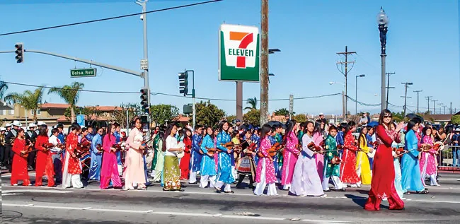 Nếu không chứng minh khả năng tự lực cánh sinh khi vào Mỹ, thì dù nhập cảnh hợp pháp cũng có thể bị từ chối cấp thẻ xanh (trong ảnh: đoàn người Việt đón tết tại Mỹ).