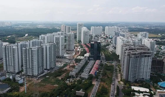 Các cao ốc bên đường Nguyễn Hữu Thọ, huyện Nhà Bè. Ảnh: CAO THĂNG