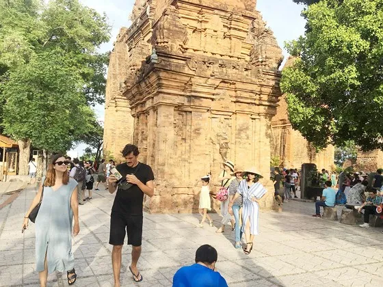 Du khách tham quan Tháp Bà Ponagar (Nha Trang)