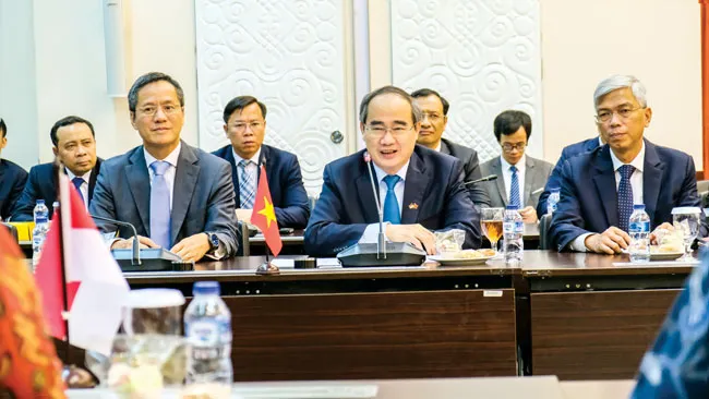 Bí thư Thành ủy TPHCM Nguyễn Thiện Nhân thảo luận về cơ hội hợp tác giữa TPHCM và các đối tác Indonesia. Ảnh: KIỀU PHONG