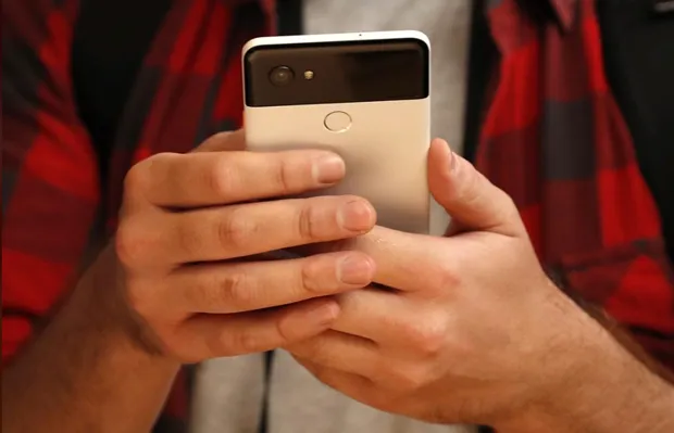 Một người đang sử dụng điện thoại Pixel 2 của Google. (Nguồn: Reuters)