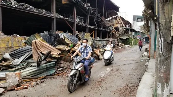 Trong ngày 30-8, khu vực quanh Công ty Rạng Đông bị cháy, người dân sinh hoạt bình thường