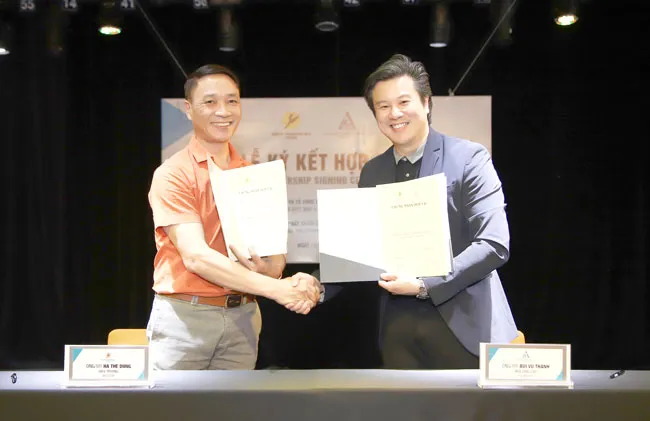 Ông Bùi Vu Thanh - Nhà sáng lập AMPA Education ký kết hợp tác cùng Thạc sĩ Hà Thế Dũng – Hiệu trưởng trường Trung cấp Múa TP. Hồ Chí Minh.