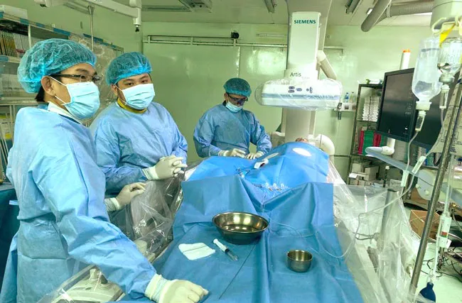 Các bác sĩ can thiệp mạch vành cấp cứu nhồi máu cơ tim cho cụ ông 90 tuổi người Bỉ