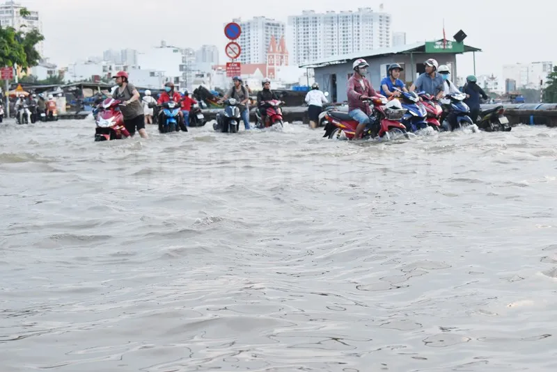 Thực hiện nhiều biện pháp hạn chế ngập nước do triều cường