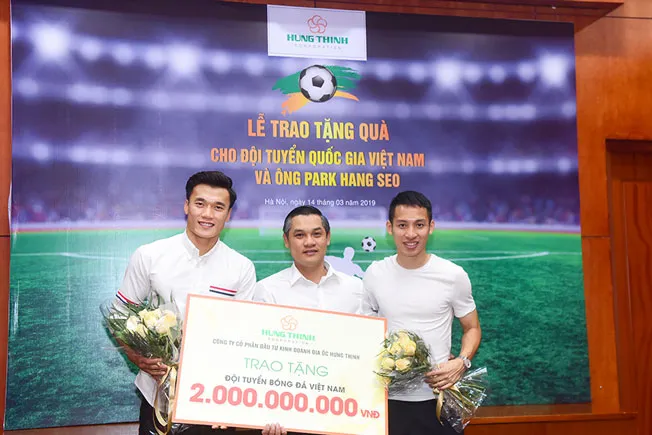 Trước thềm vòng loại U23 châu Á, ông Nguyễn Văn Cường - Phó chủ tịch HĐQT Hung Thinh Corp đại diện Tập đoàn Hưng Thịnh trao 2 tỷ đồng cho Thủ môn Bùi Tiến Dũng và cầu thủ Đỗ Hùng Dũng - Đại diện đội tuyển .