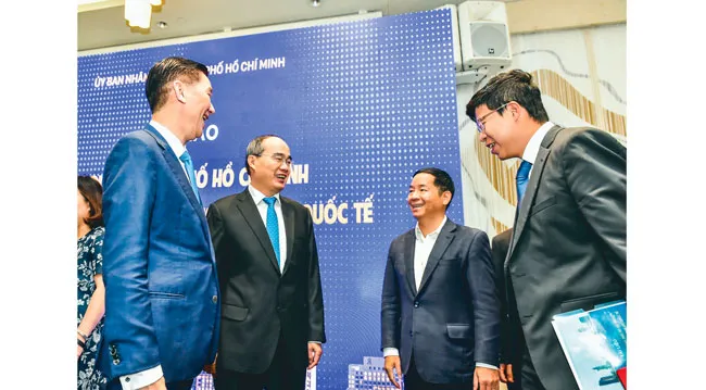 Ông ​Nguyễn Thành Phong, Chủ tịch UBND TPHCM: Nhanh chóng bắt nhịp xu thế mới của thế giới ảnh 2