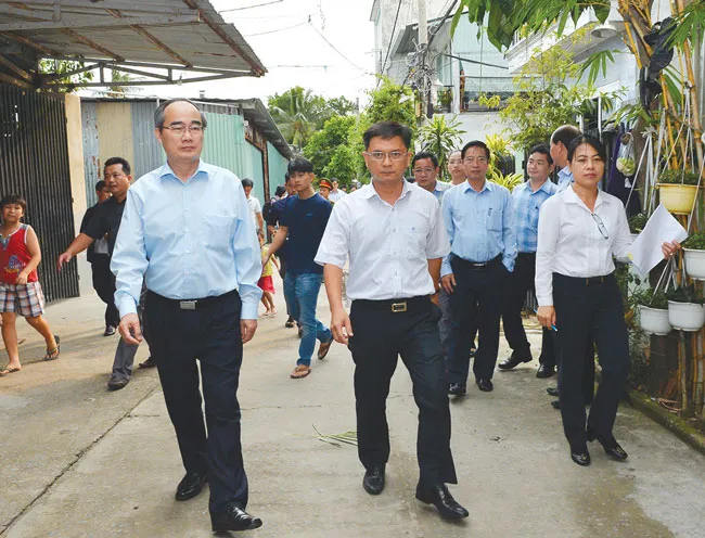 Bí thư Thành ủy TPHCM Nguyễn Thiện Nhân tìm hiểu tình hình xây dựng trái phép ở quận Thủ Đức.