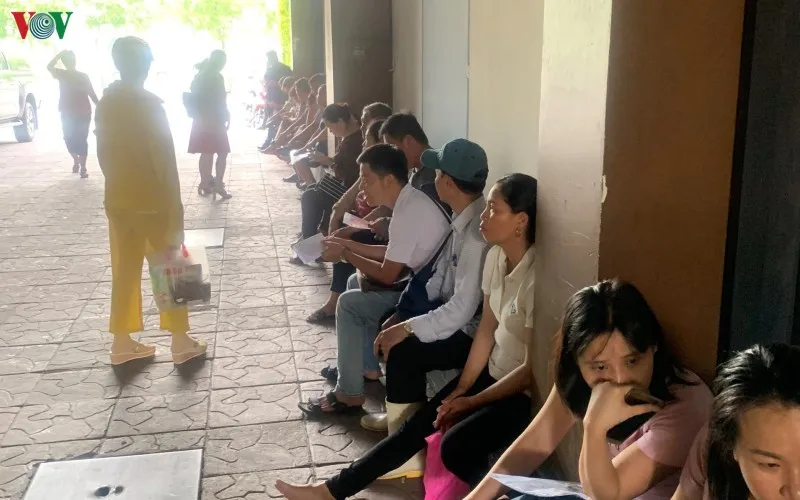 Ngày 21/10, nhiều nhà cung cấp đã đếntrụ sở của công ty mẹ của Công ty TNHH Nhà hàng Món Huế tạiđịa chỉ 302 - 304 đường Võ Văn Kiệt, phường Cô Giang, quận 1, TPHCM để tố cáo doanh nghiệp này nợ tiền nhiều tháng không trả.