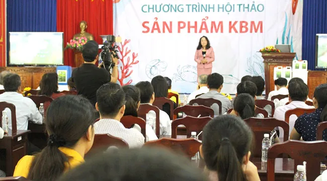 Bà Trần Thị Thu Nga, Chủ tịch Hội nghề ca tỉnh Bến Tre chia sẻ tính năng của chế phẩm KBM đến với nông dân huyện Thạnh Phú tại hội thảo vào chiều 30-10. Ảnh: PHONG LAM