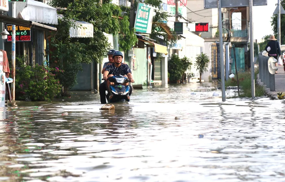 Triều cường gây ngập sâu tại khu vực cầu Phú Xuân, tiếp giáp huyện Nhà Bè và quận 7. (Ảnh: Trần Xuân Tình/TTXVN)