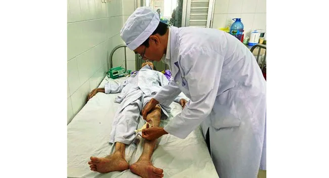 Bác sĩ chăm sóc cho cụ bà 104 tuổi sau khi phẫu thật thành công