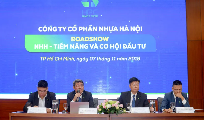 Đại diện lãnh đạo CTCP Nhựa Hà Nội và Tập đoàn An Phát Holdings trả lời câu hỏi tại Hội thảo “NHH - Tiềm năng và cơ hội đầu tư”. 