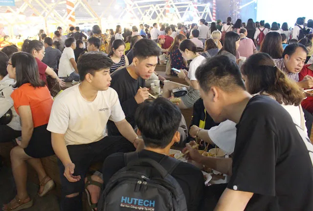 Đông đảo thực khách “khai hội” hàng trăm món ngon ảnh 3