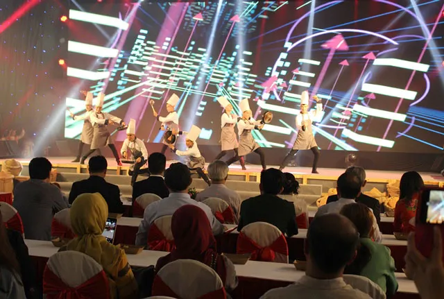 Đông đảo thực khách “khai hội” hàng trăm món ngon ảnh 2