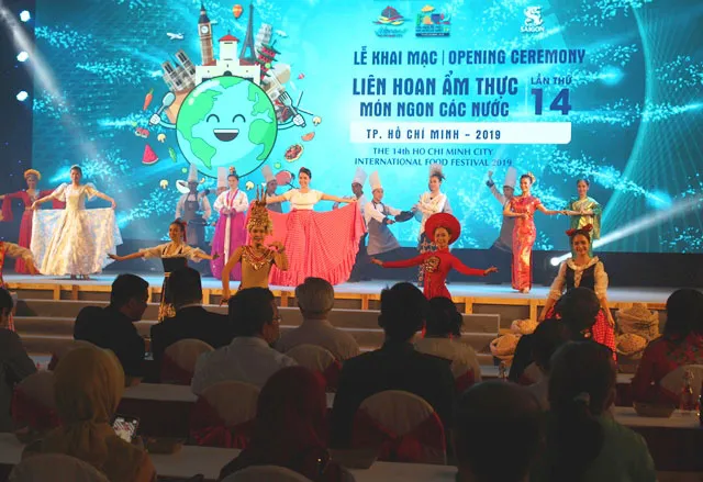 Đông đảo thực khách “khai hội” hàng trăm món ngon ảnh 1