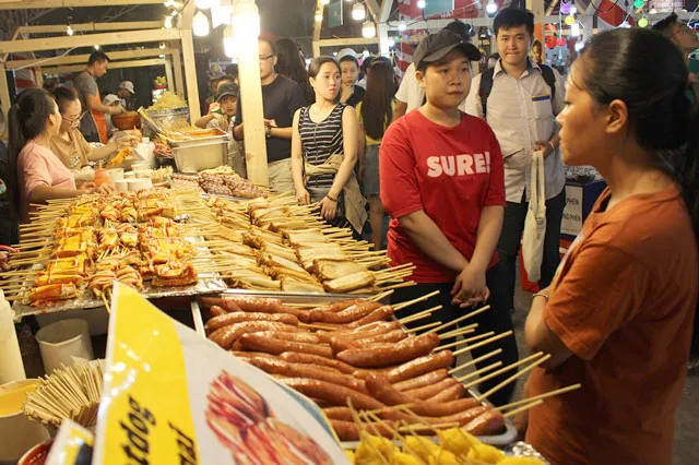 Đông đảo thực khách “khai hội” hàng trăm món ngon ảnh 4