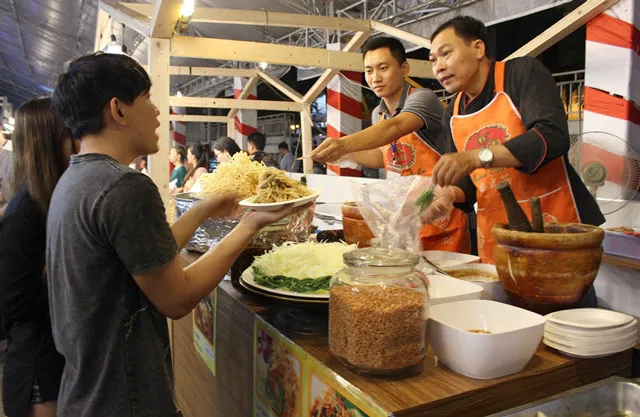 Đông đảo thực khách “khai hội” hàng trăm món ngon ảnh 5