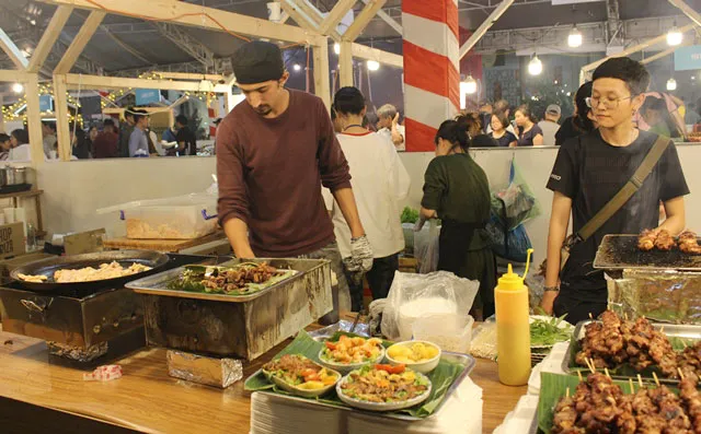 Đông đảo thực khách “khai hội” hàng trăm món ngon ảnh 6