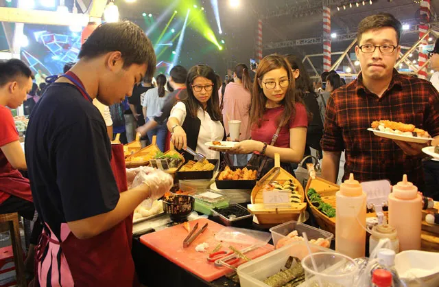 Đông đảo thực khách “khai hội” hàng trăm món ngon ảnh 7